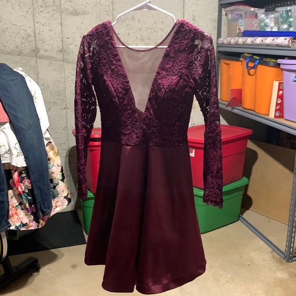 Cocktail/ homecoming/ prom dress. Burgundy color dress, with lace detail. - Picture 1 of 4
